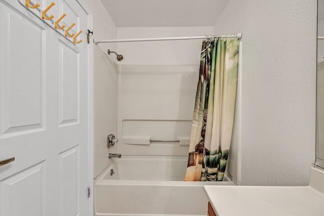 Building Photo - Spacious, Open-Concept 2/2 Condo SSF