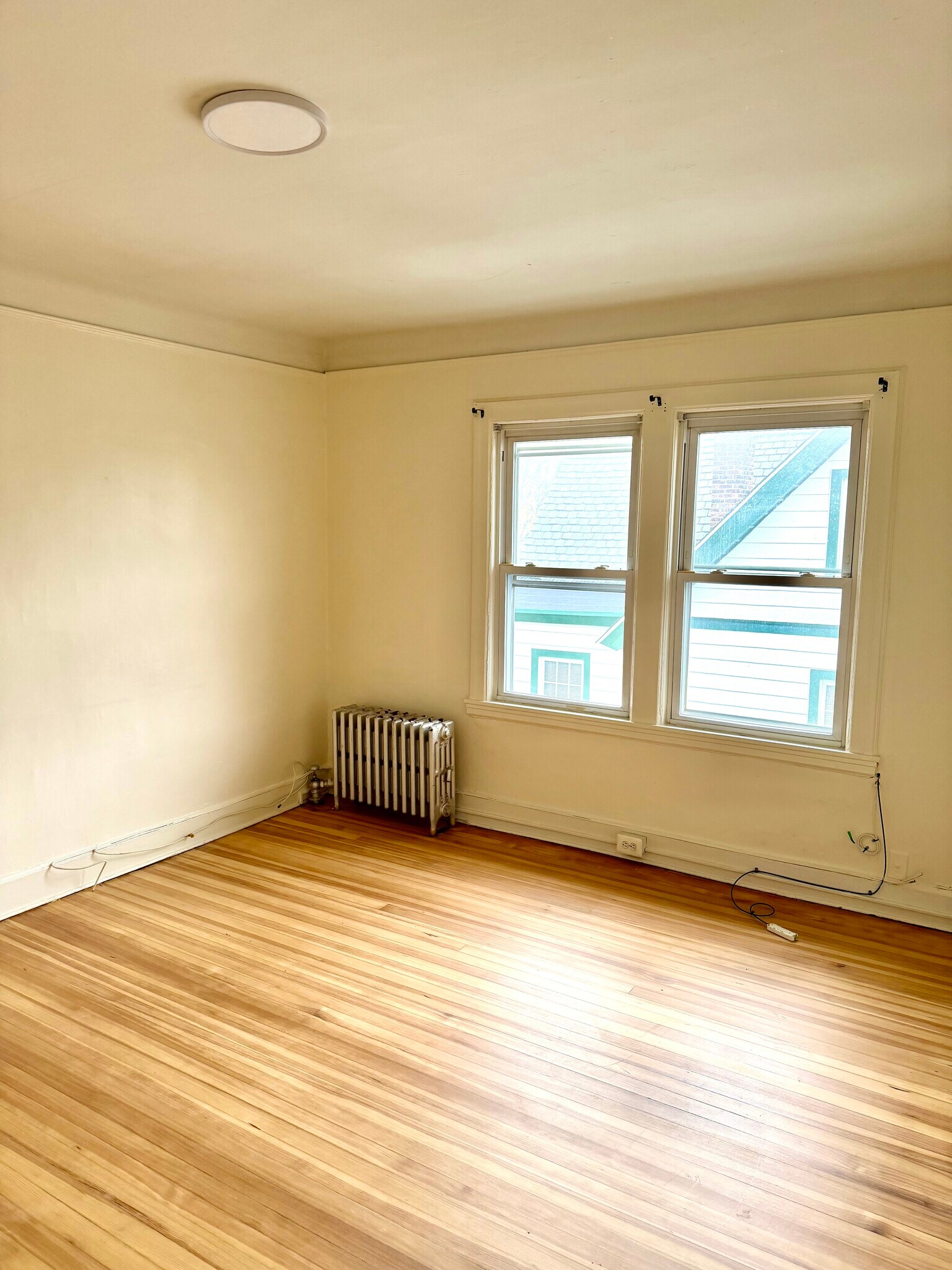 Building Photo - 44 Underhill St