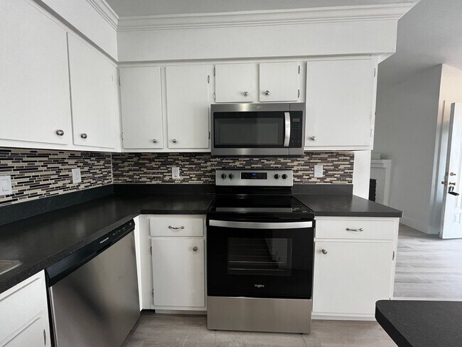 Building Photo - Adorable 2 bedroom, 1 bath!! Washer and Dr...