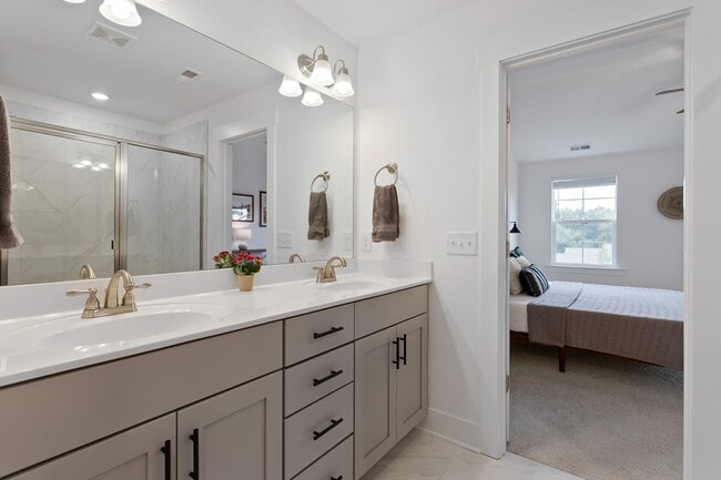 Building Photo - Franklin Townhome For Lease