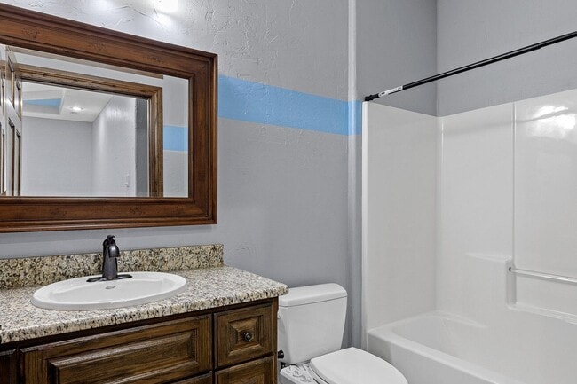 Building Photo - 5 Bedroom Dream Home!