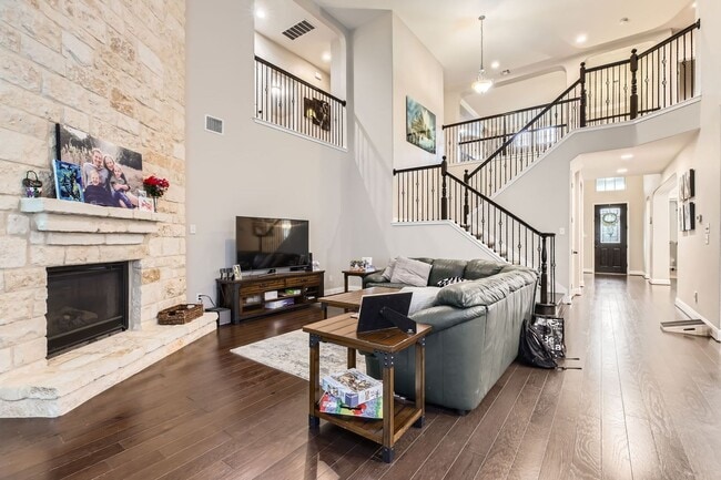 Building Photo - 5 Bedrooms and 3+ Living Spaces!