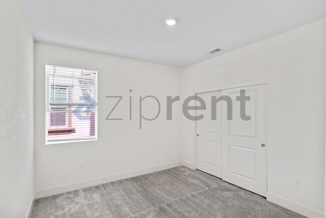 Building Photo - Unit