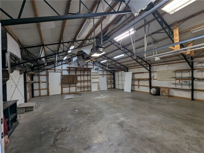 Building Photo - 320 S Country Club Rd