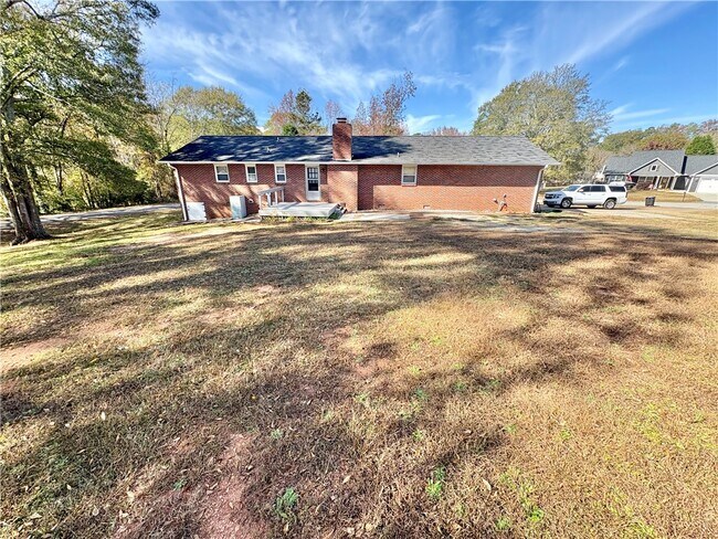 Building Photo - 213 Oxmoor Dr