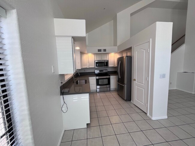 Building Photo - COMING SOON! 3 bed 3 bath Town house with ...