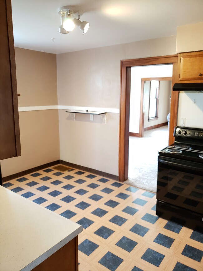 Building Photo - 558 Monroe St