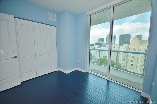 Building Photo - 480 NE 30th St