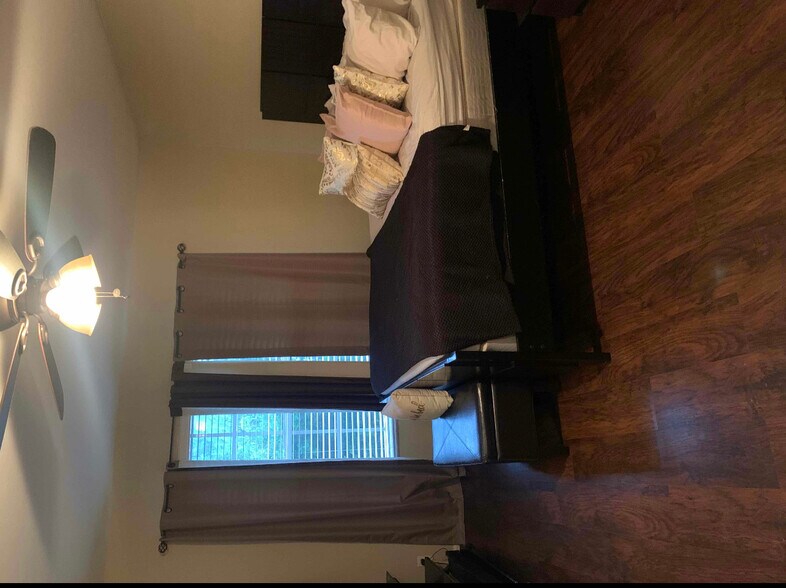 Master bedroom - 1359 Avon Ln