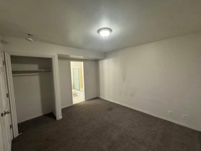 Building Photo - 41 400 S