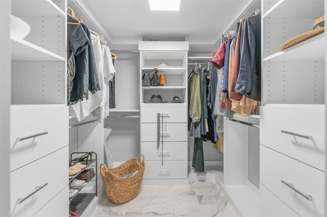 Building Photo - 777 Bayshore Dr