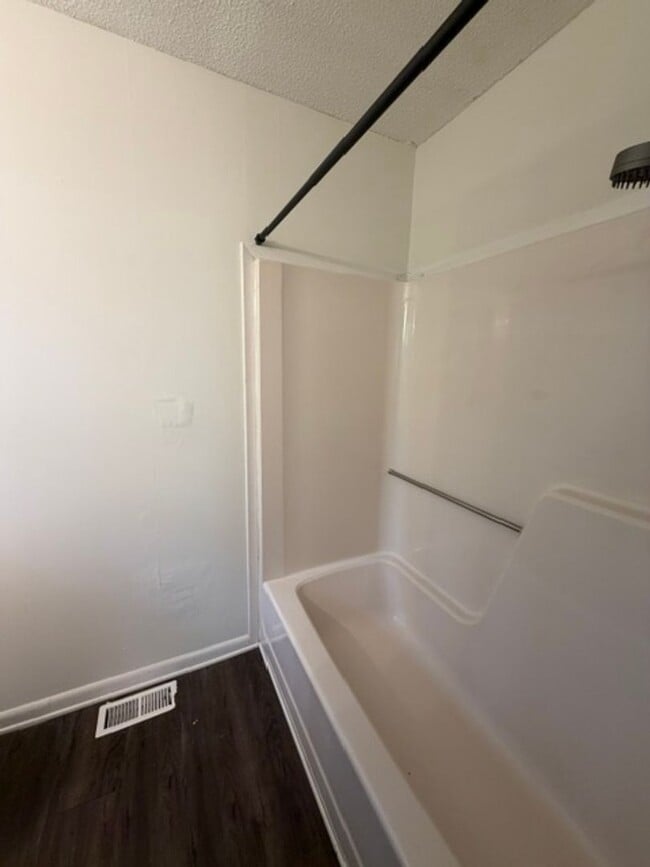 Building Photo - Lenoir City 37771 - 3 bedroom, 2 bath home - Contact Tara Hayes (865) 242-8010