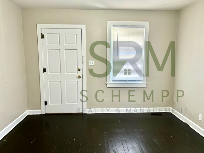 Building Photo - Spacious 2 bedroom home near Churchill Downs- Section 8 accepted