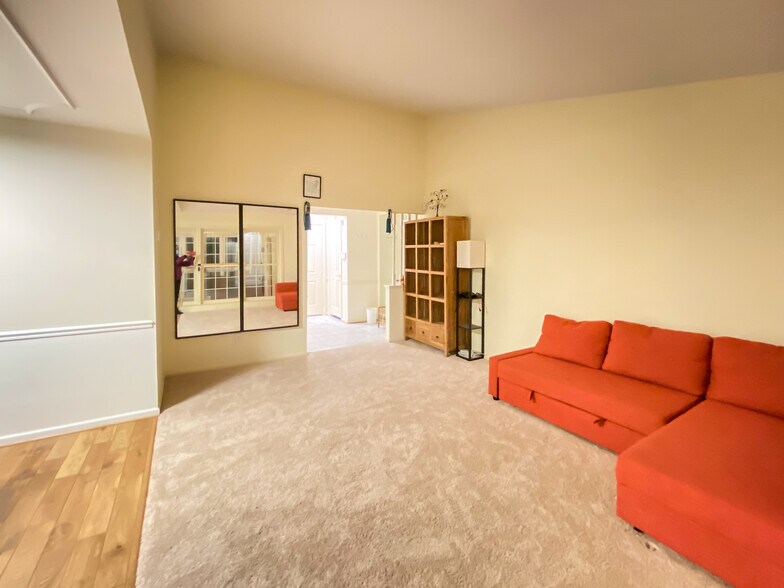 living room - 5713 Brewer House Cir