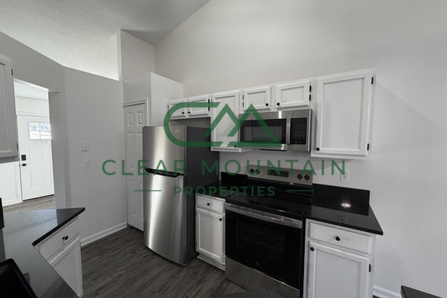 Building Photo - MOVE-IN SPECIAL! FREE RENT!