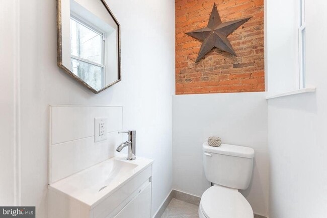 Building Photo - 1906 N Lawrence St