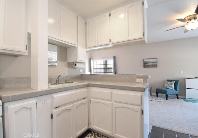 Building Photo - 328 Rosecrans Ave