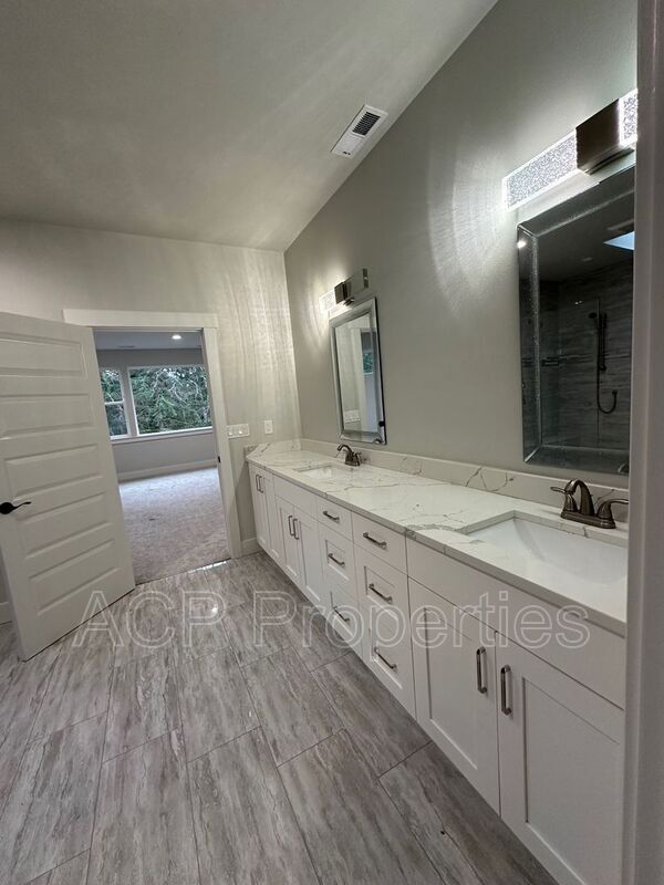 Building Photo - 8 Clematis Ln