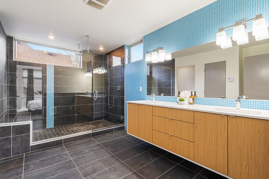 Building Photo - 2214 E Terrace St