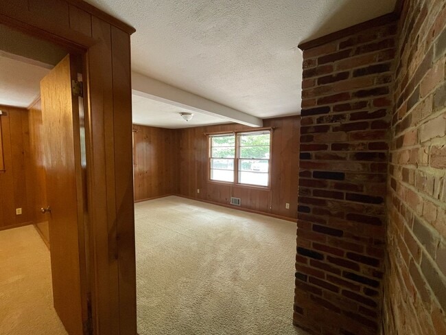 Building Photo - 3 Bed, 1.5 Bath Home