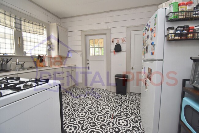 Building Photo - 3 Bed 2 Bath Home Within Walking Distance to Tech!