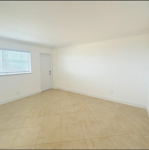Building Photo - 1160 Hillsboro Mile