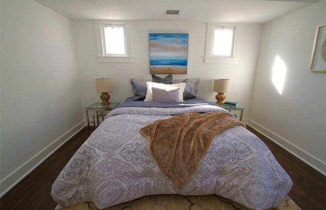 Building Photo - 1911 Cedar Ave