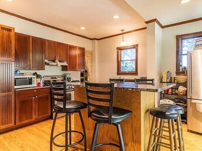 Building Photo - 3 bedrooms home in downtown