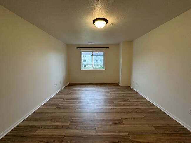 Building Photo - Caledonia Condo! Two Bedroom - Two Full Ba...