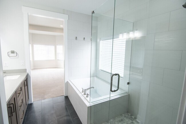 Building Photo - Gorgeous 2-Story Home In a Gated Community!