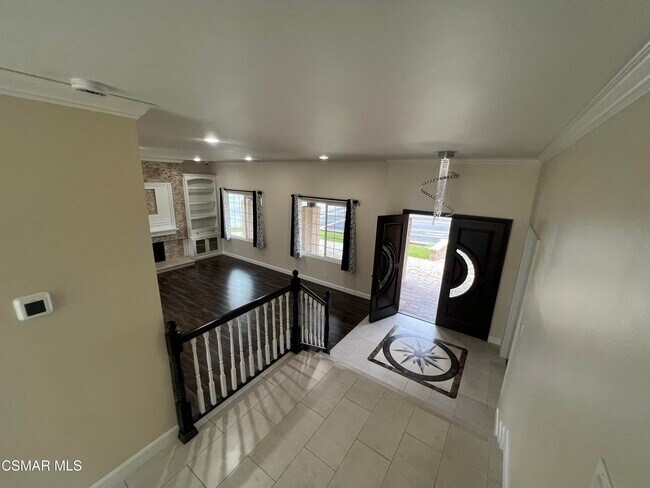 Building Photo - 334 W Avenida De Las Flores