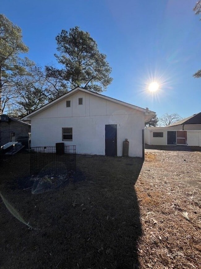 Building Photo - Welcome to this charming 2-bedroom, 1.5-bathroom home located in the desirable area of Leland, NC