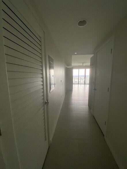 Building Photo - 1010 Brickell Ave