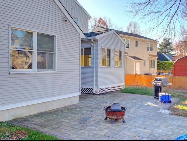 Building Photo - 43 Kingsbury Ln