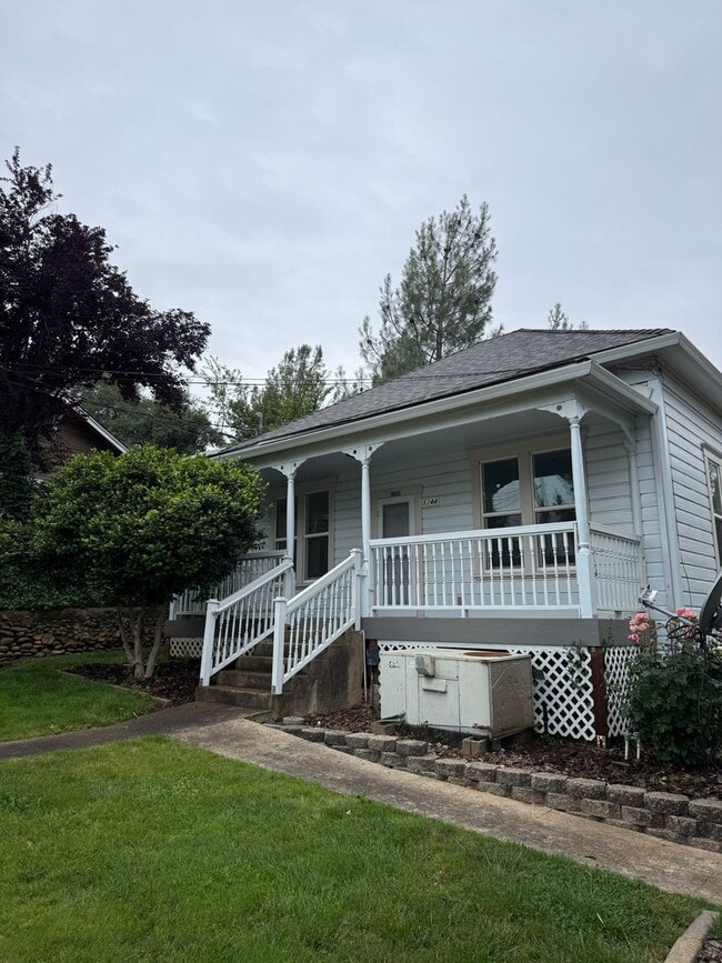 Building Photo - 3-bedroom, 1-bath home in Redding blends historic charm with modern finishes!