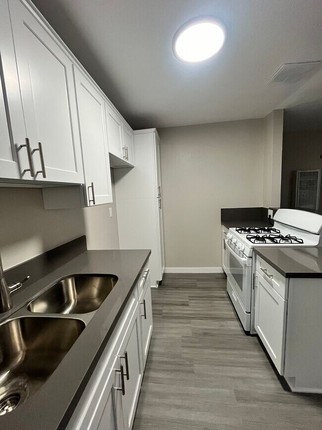 Building Photo - SPACIOUS 2 BEDROOM 1 BATH UPSTAIRS