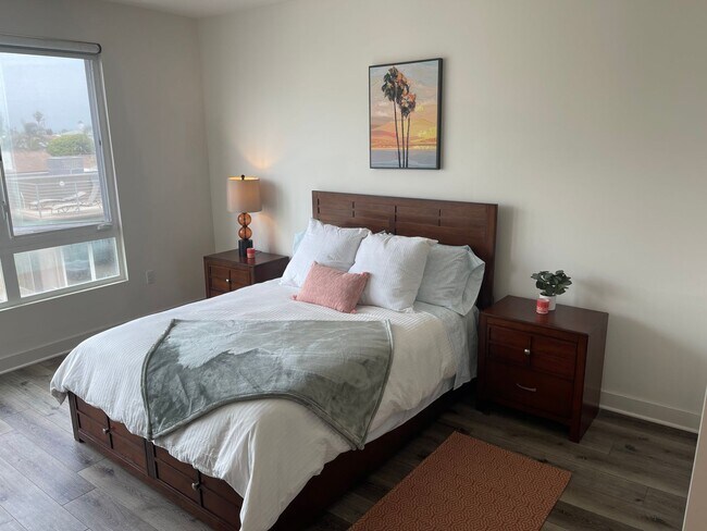 Building Photo - Water views! Less than a block from the ocean! 2 Bed 2.5 Bath Townhome!