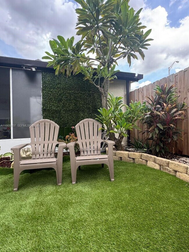 Building Photo - 582 E 18th St