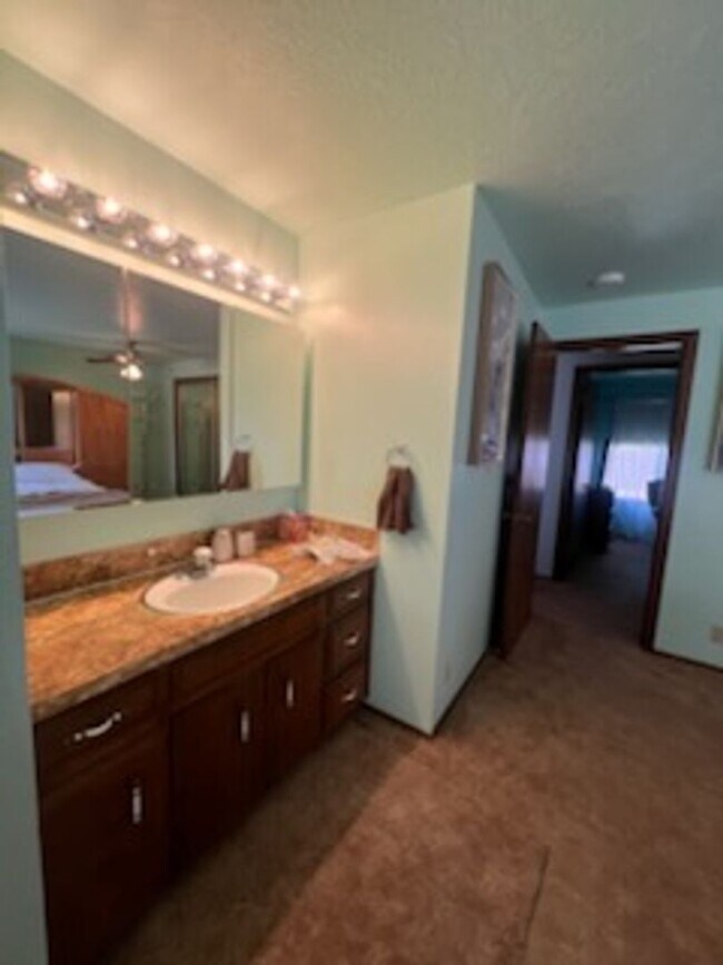 Building Photo - 3-Bedroom, 2-Bath Home Convenient Location...