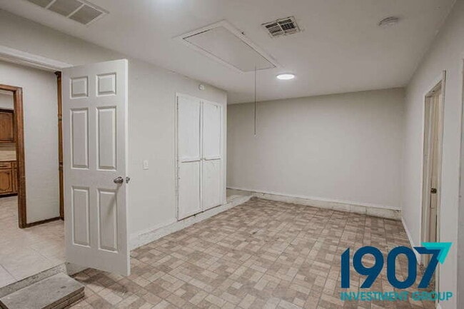 Building Photo - SPECIAL OFFER! Move In Now & Get 50% Off Your First Month's Rent!  Spacious 5-Bedroom Home in OKC...