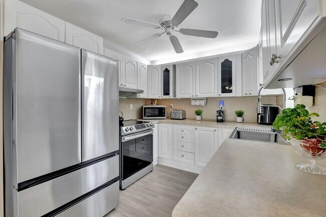 Building Photo - 10204 Camelback Ln