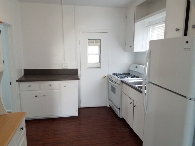 Building Photo - Walk to Beach, W/D, Shared Yard, Parking, No Pets