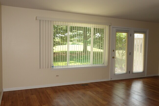 Building Photo - 210 Crestview Dr