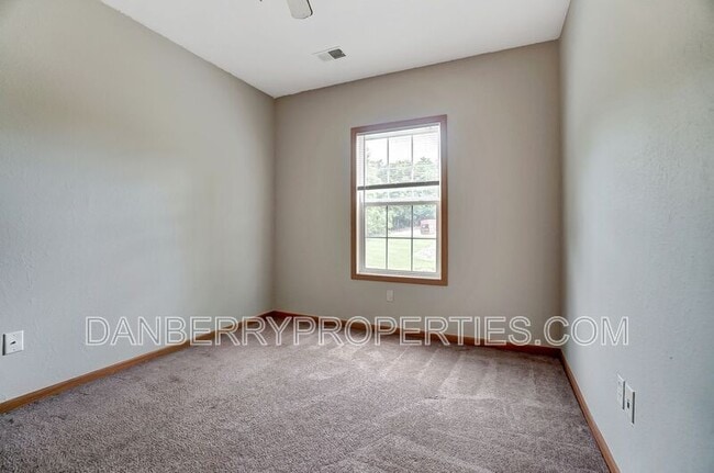 Building Photo - 1117 N Byrne Rd