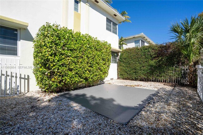 Building Photo - 1011 Bay Dr