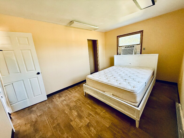 Building Photo - 207 W Walnut St