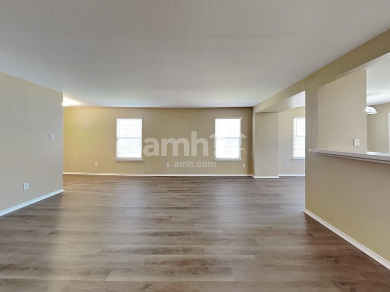 Building Photo - 4610 Elm Point Dr