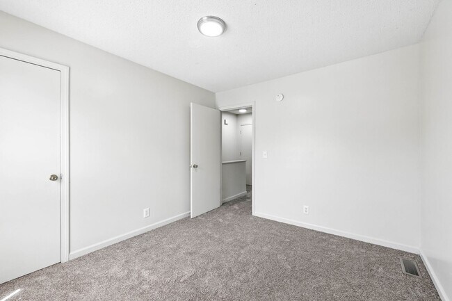 Building Photo - 285 State Line Rd