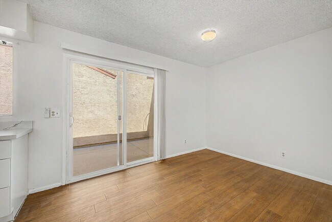Building Photo - Remodeled 2 bedroom 2 bathroom