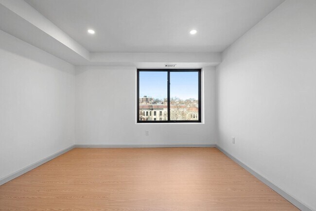 Building Photo - 1243 Beacon St